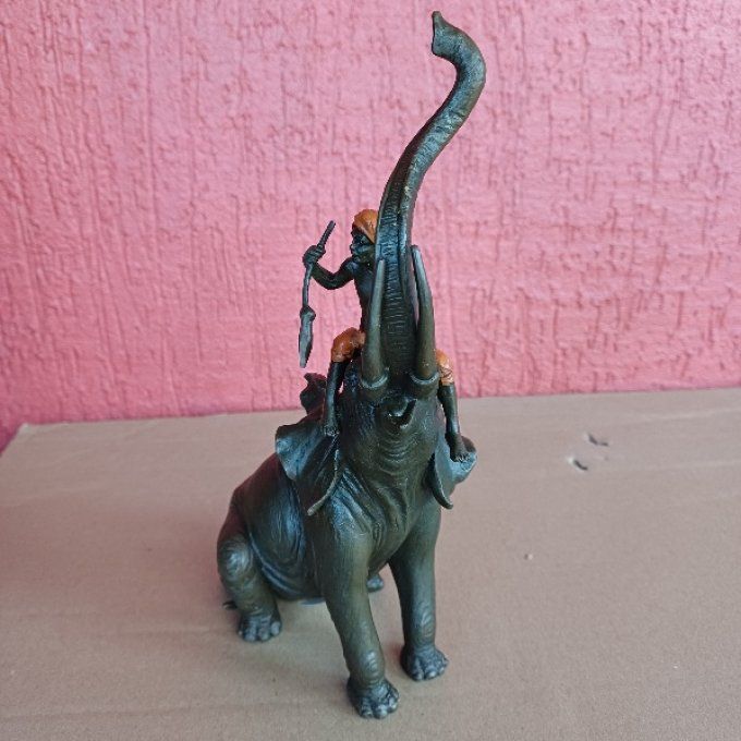 BD39.Bronze d'éléphant avec son Cornac