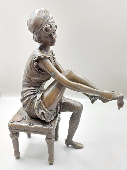 BD12.Femme qui enfile ses bas