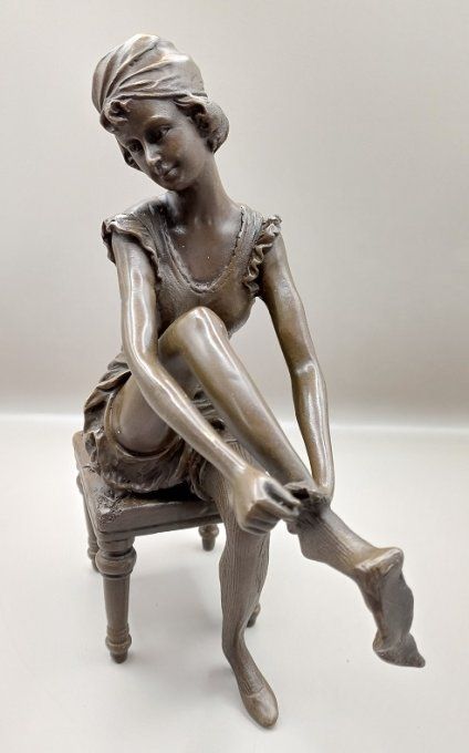 BD12.Femme qui enfile ses bas