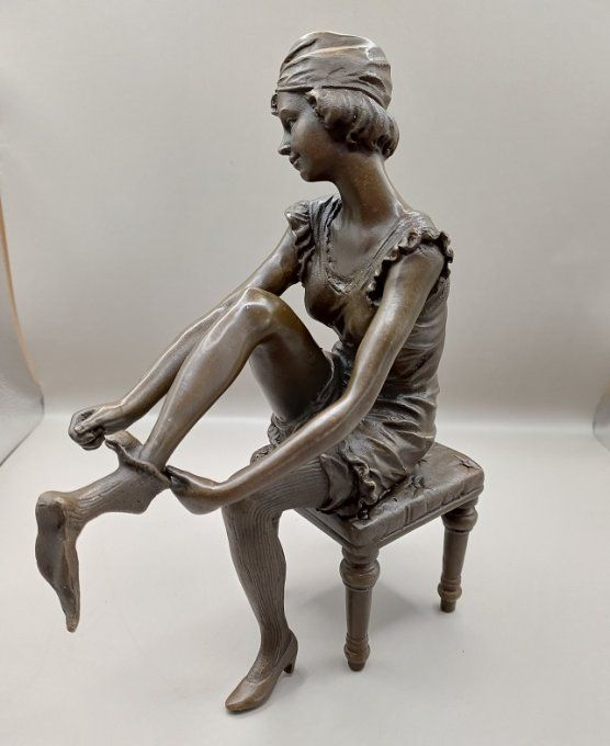 BD12.Femme qui enfile ses bas