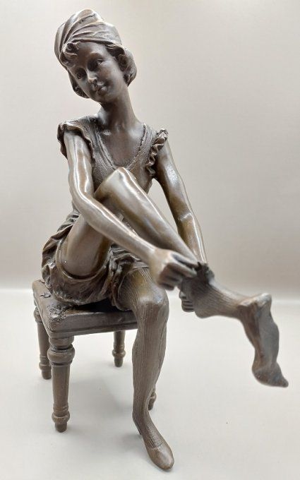 BD12.Femme qui enfile ses bas