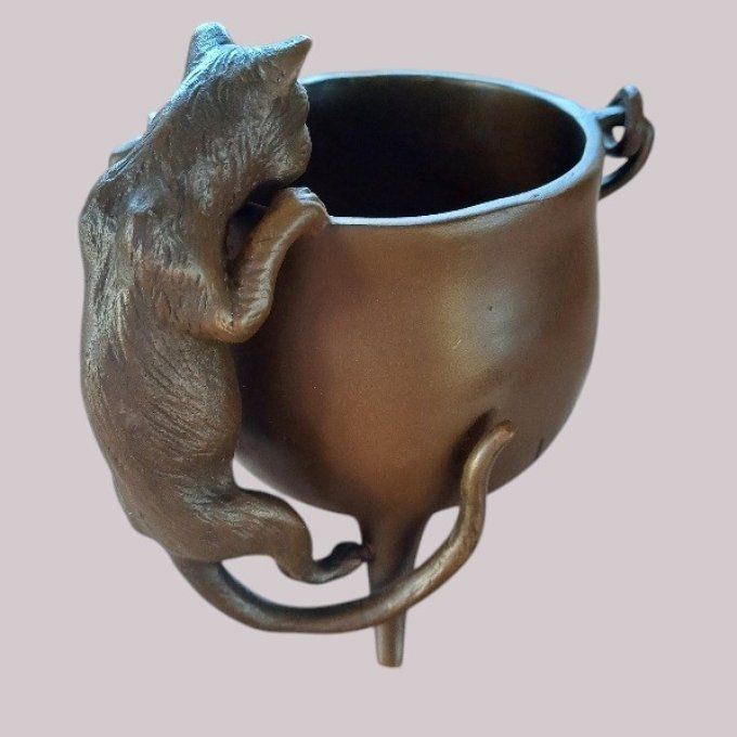 BA17.Bronze d'un chat et chaudron
