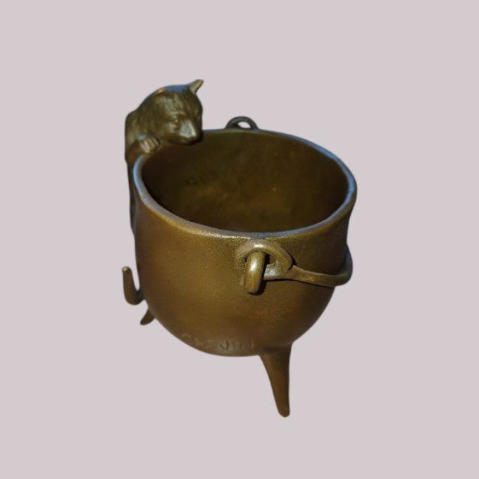 BA17.Bronze d'un chat et chaudron