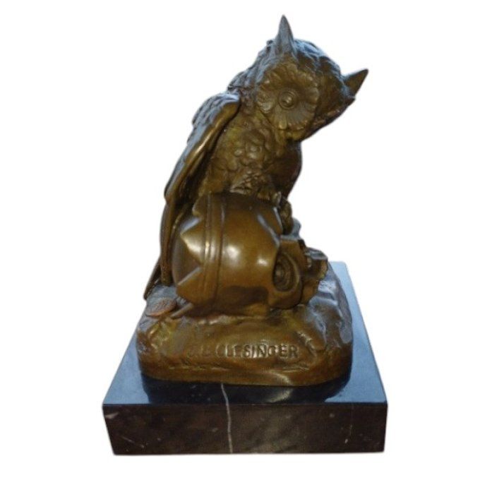 BA24.Bronze sur marbre d'un Hibou avec un crane