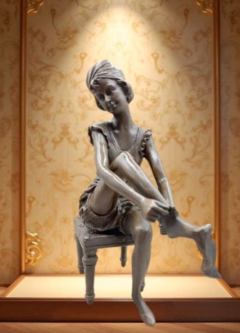 BAD15.Femme assise qui met ses bas