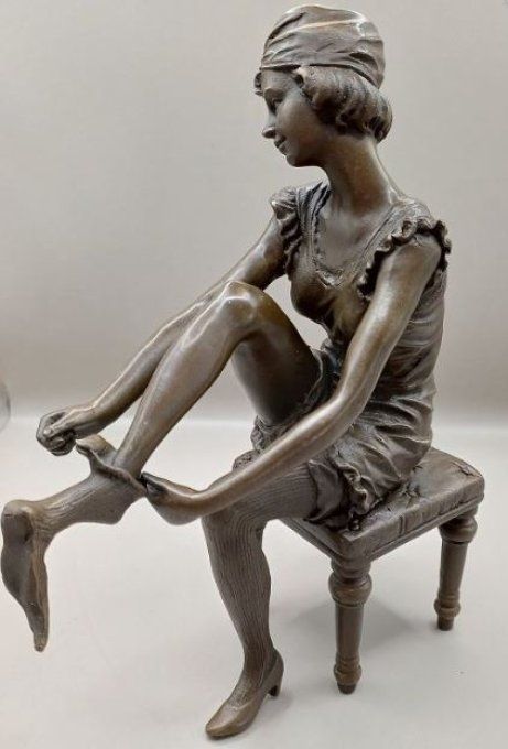 BAD15.Femme assise qui met ses bas