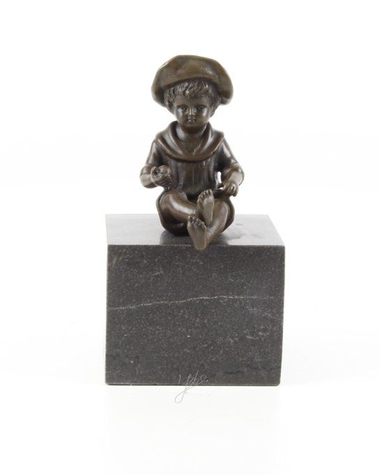 BD28. Petit garçon au chapeau assis 