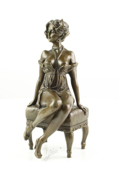 BAD09. Jeune femme assise sur un Pouf