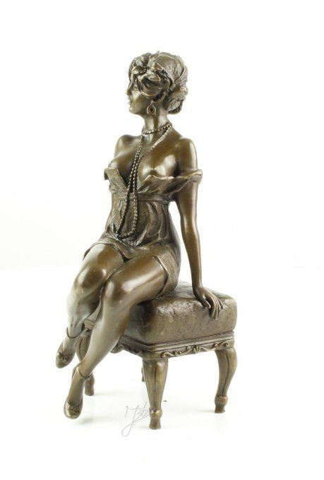 BAD09. Jeune femme assise sur un Pouf