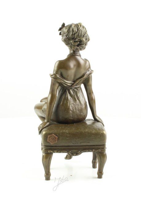 BAD09. Jeune femme assise sur un Pouf