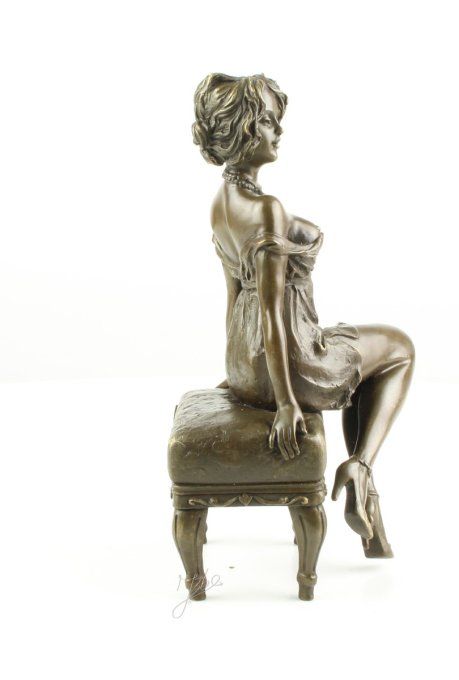 BAD09. Jeune femme assise sur un Pouf