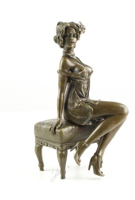 BAD09. Jeune femme assise sur un Pouf