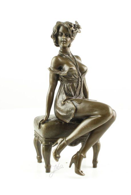 BAD09. Jeune femme assise sur un Pouf