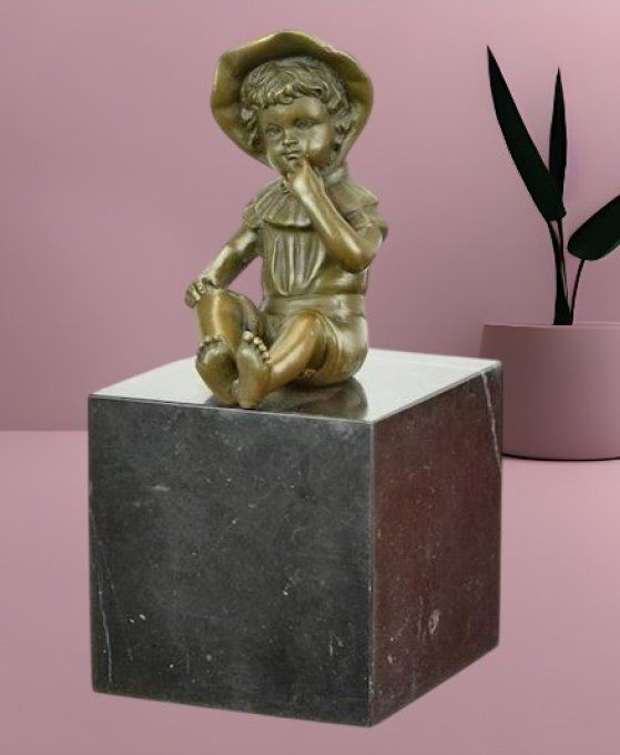 BD29. Bronze sur marbre Petite fillette au chapeau