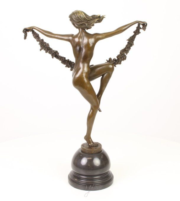 BD39. Exceptionnel bronze sur marbre d'une danseuse
