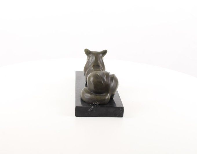 BA25. Bronze sur marbre d'un chat couché