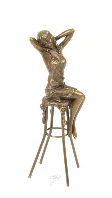 BD11. Femme sur tabouret