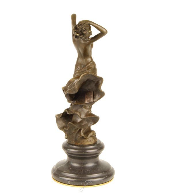 BD40. Bronze sur marbre d'une danseuse dans le vent