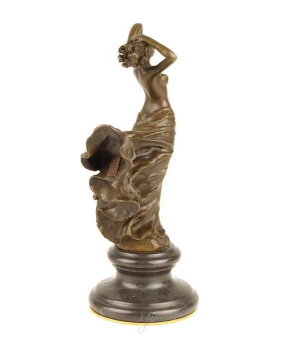 BD40. Bronze sur marbre d'une danseuse dans le vent