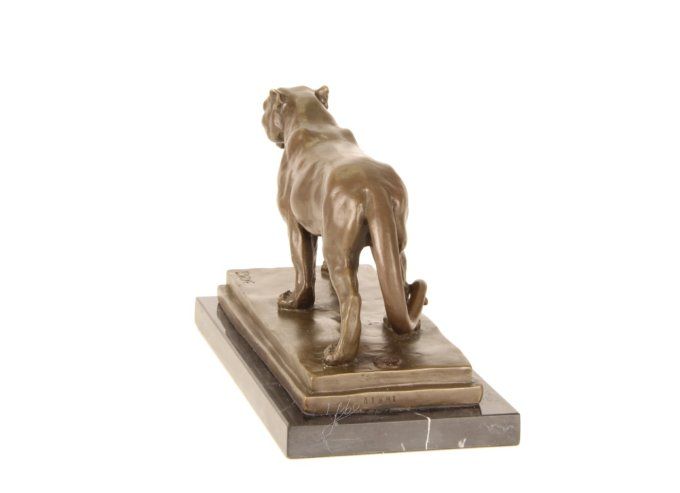 BA04.Bronze sur marbre d'une lionne