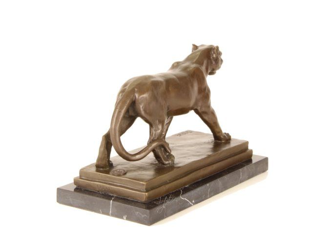 BA04.Bronze sur marbre d'une lionne