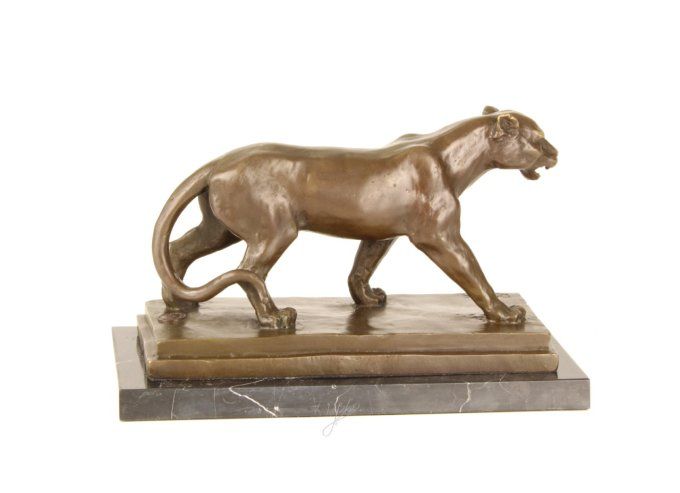 BA04.Bronze sur marbre d'une lionne