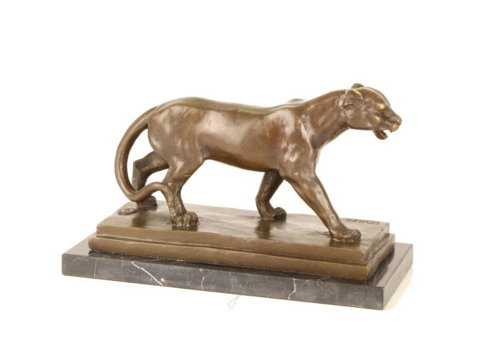 BA04.Bronze sur marbre d'une lionne