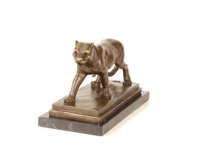 BA04.Bronze sur marbre d'une lionne