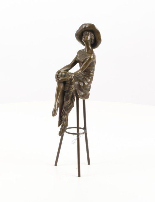 BD13.Femme au chapeau sur tabouret