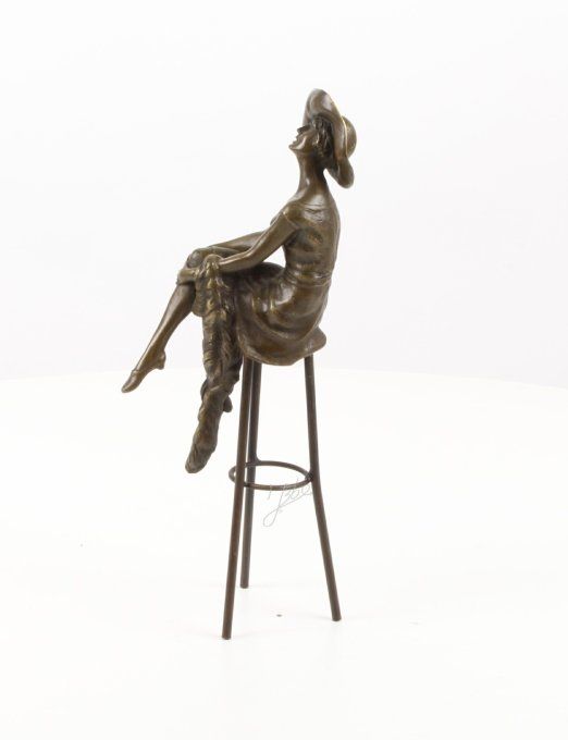 BD13.Femme au chapeau sur tabouret