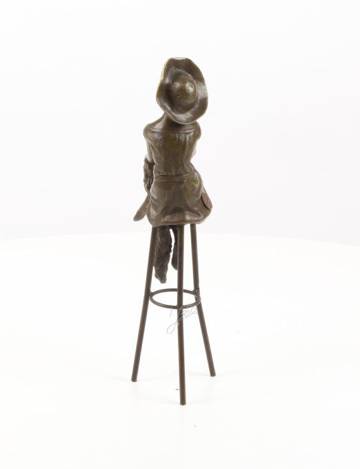 BD13.Femme au chapeau sur tabouret
