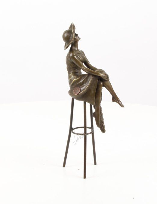 BD13.Femme au chapeau sur tabouret