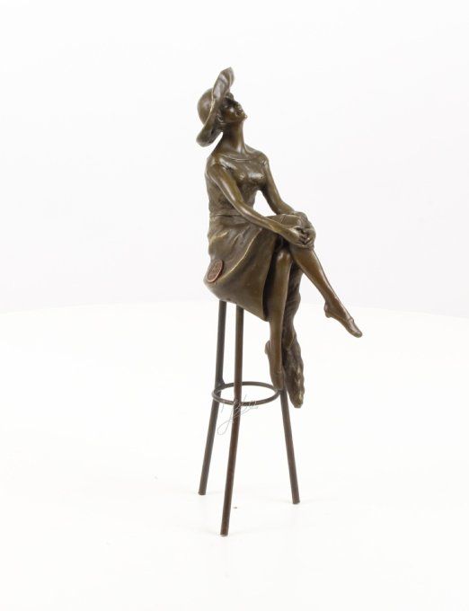 BD13.Femme au chapeau sur tabouret