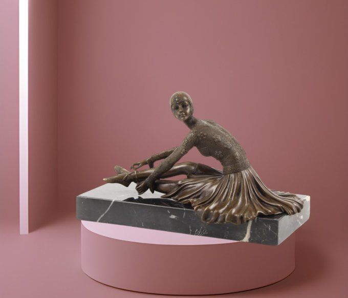 BAD07. Bronze sur marbre d'une Femme art déco assise.