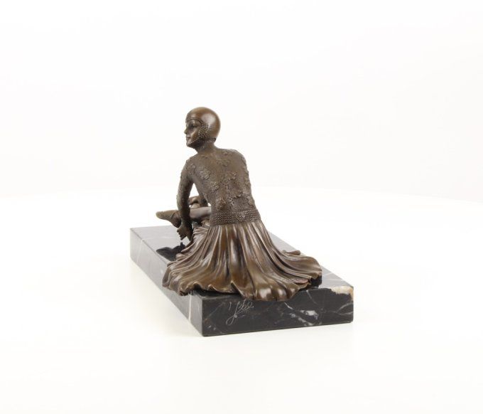 BAD07. Bronze sur marbre d'une Femme art déco assise.