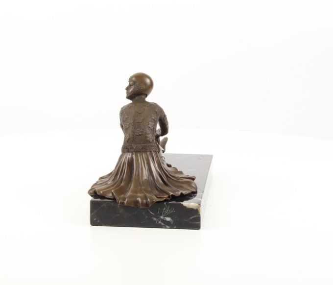 BAD07. Bronze sur marbre d'une Femme art déco assise.