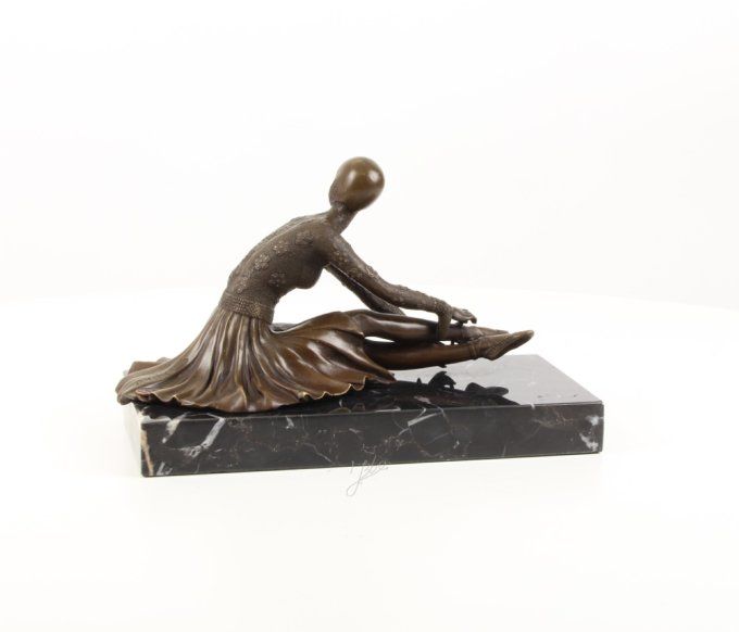 BAD07. Bronze sur marbre d'une Femme art déco assise.