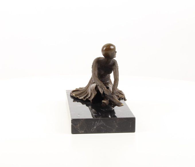 BAD07. Bronze sur marbre d'une Femme art déco assise.