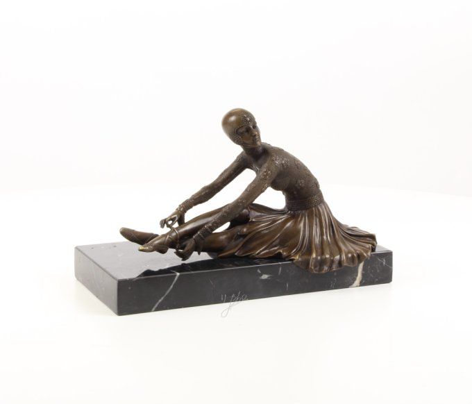 BAD07. Bronze sur marbre d'une Femme art déco assise.