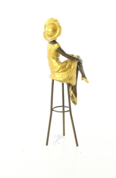 BAD12. Bronze peint d'une élégante sur tabouret