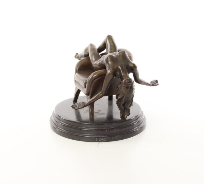 BE22. Bronze sur marbre d'une Femme nue sur un fauteuil