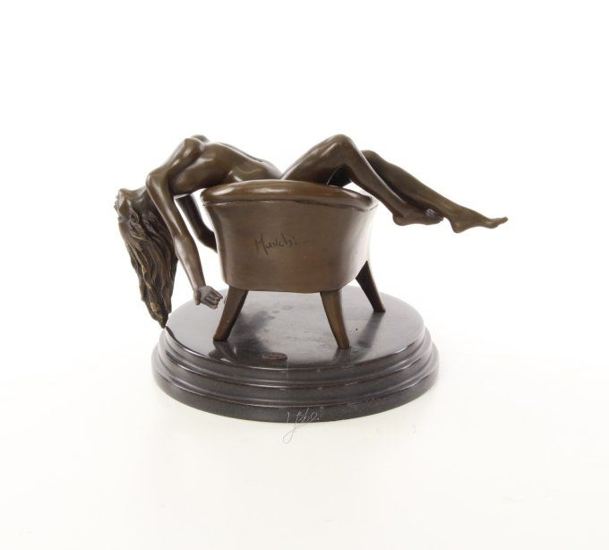 BE22. Bronze sur marbre d'une Femme nue sur un fauteuil