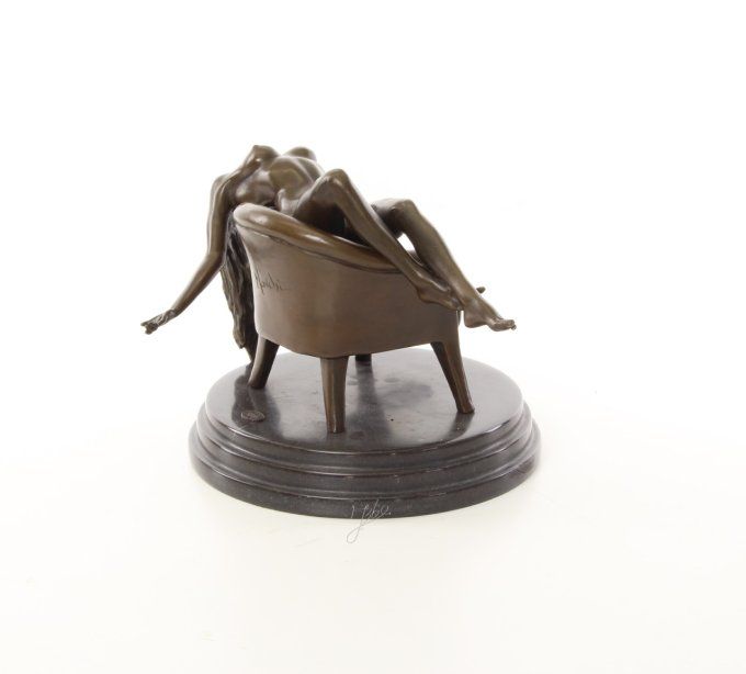 BE22. Bronze sur marbre d'une Femme nue sur un fauteuil
