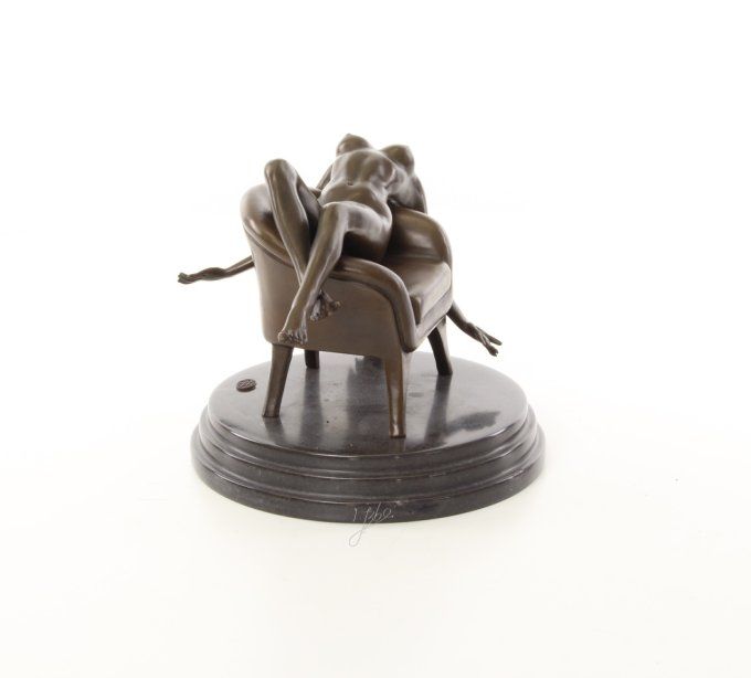 BE22. Bronze sur marbre d'une Femme nue sur un fauteuil