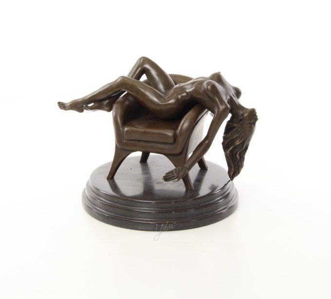 BE22. Bronze sur marbre d'une Femme nue sur un fauteuil