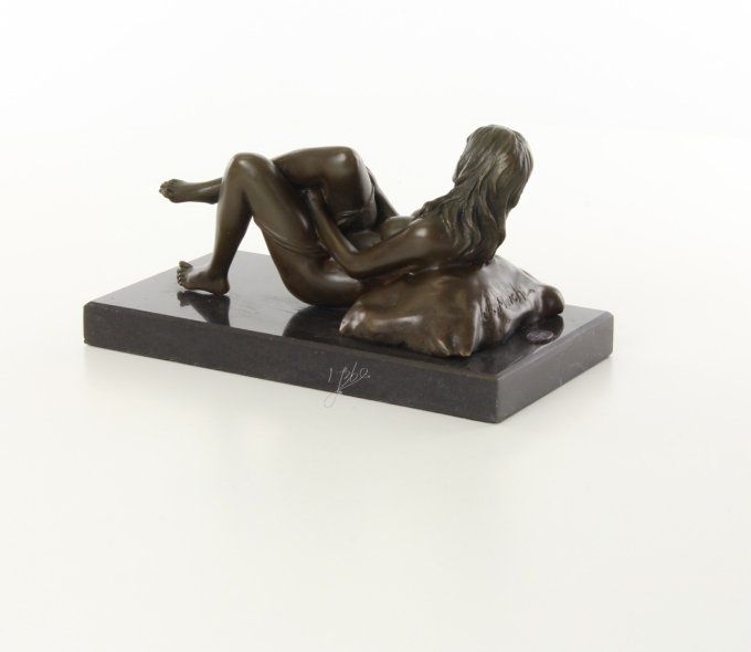 BE29. Bronze sur marbre femme qui enlève sa culotte