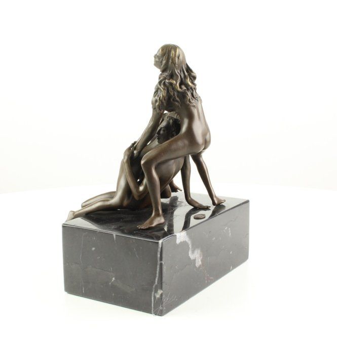 BE04. Troupe érotique