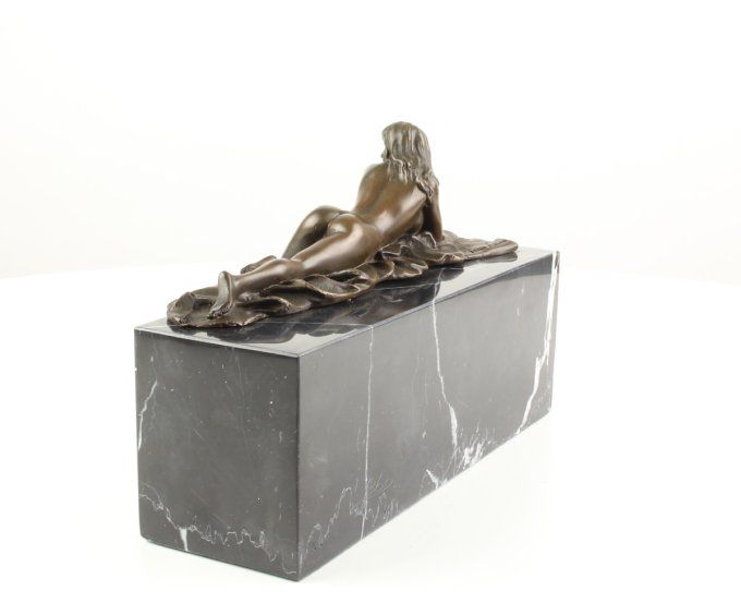 BE01.Bronze sur marbre d'une femme allongée