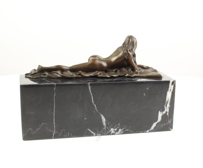 BE01.Bronze sur marbre d'une femme allongée