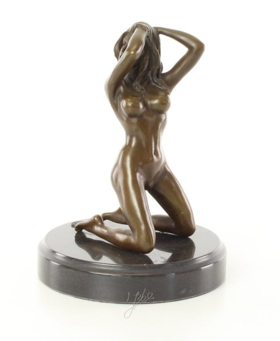 BE28.Bronze sur marbre Femme nue à genoux
